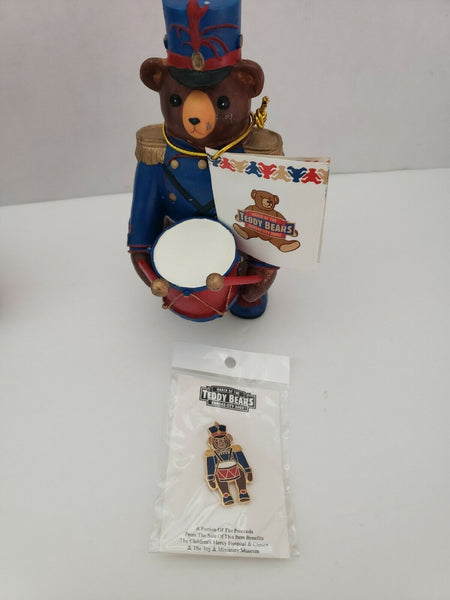 March of The Teddy Bears Kansas City 2002Wind Up Tin Toy Statue & Enamel Pin Set