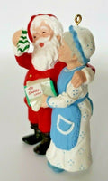 1994 Hallmark Keepsake Handwarming Present Mr & Mrs Claus Christmas Ornament U19